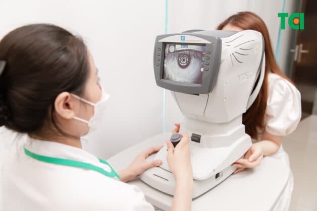 Máy đo kính cận được sử dụng trong bước thứ 3 của quy trình khám cận đối với người lớn.