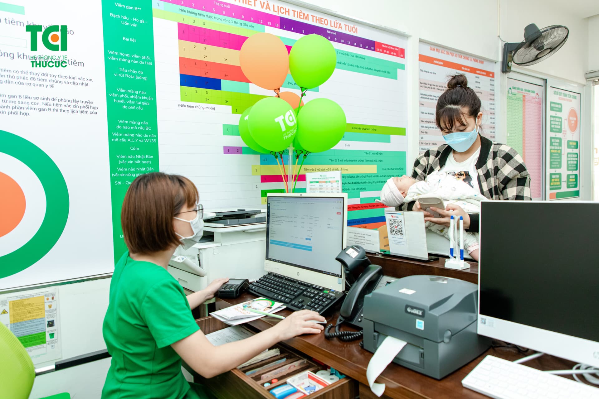 Trước khi đưa trẻ đi tiêm, bạn nên cho bé ăn no 