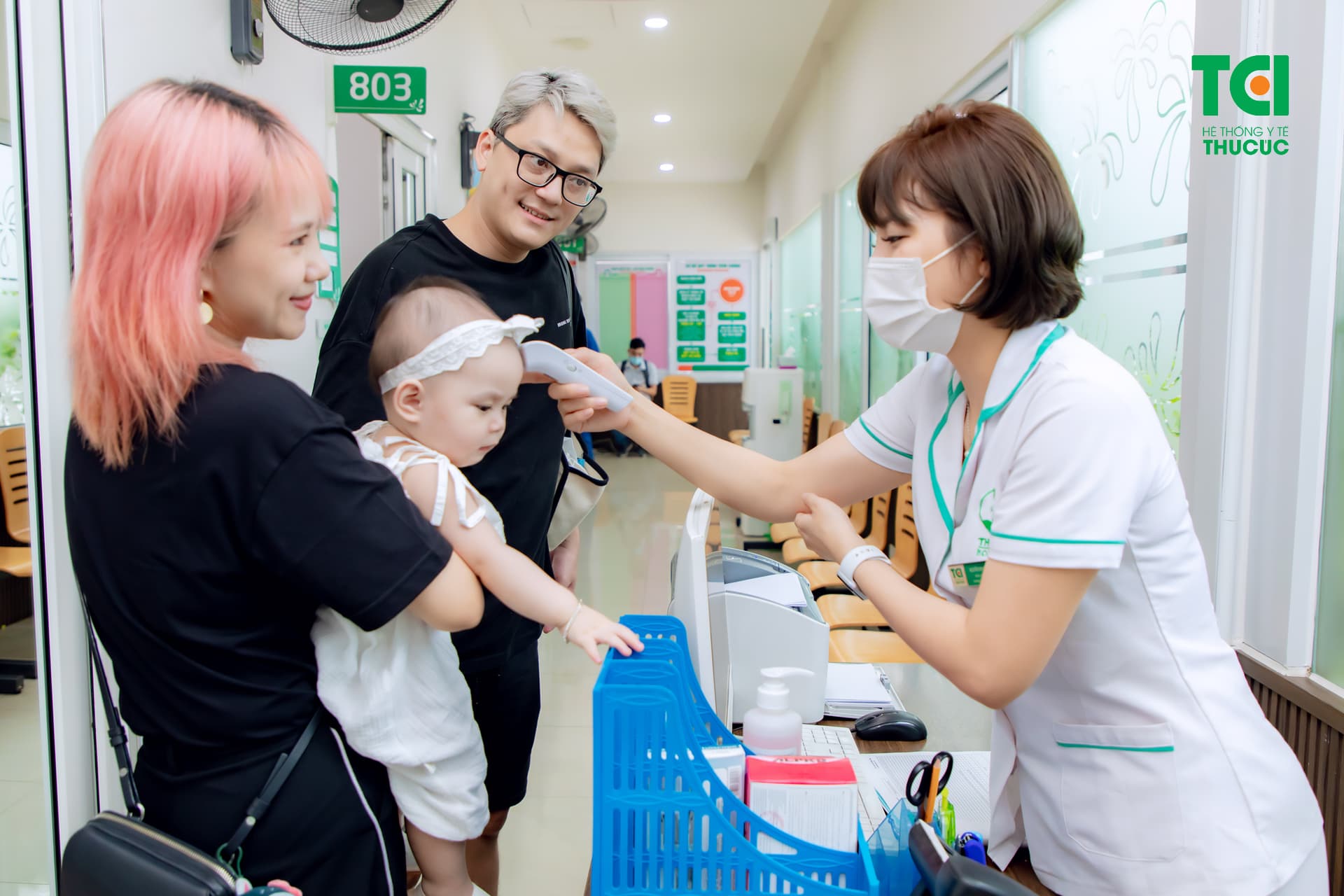 Trẻ được theo dõi sức khỏe kỹ càng sau khi thực hiện mũi tiêm viêm màng não mũ tại Thu Cúc TCI