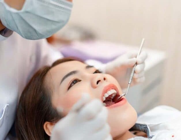 Cạo cao răng giúp răng trắng sáng