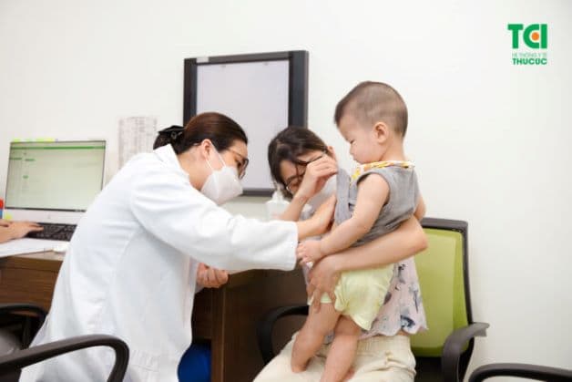 Trẻ xuất hiện dấu hiệu bất thường, nghi mắc thủy đậu nên sớm đưa đi khám để được bác sĩ chẩn đoán và hỗ trợ điều trị bệnh