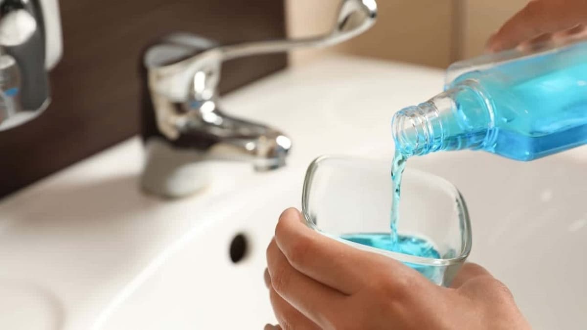 Sự thật về nước súc miệng loại bỏ cao răng