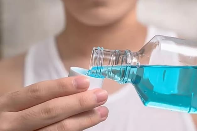 Loại bỏ cao răng bằng nước súc miệng