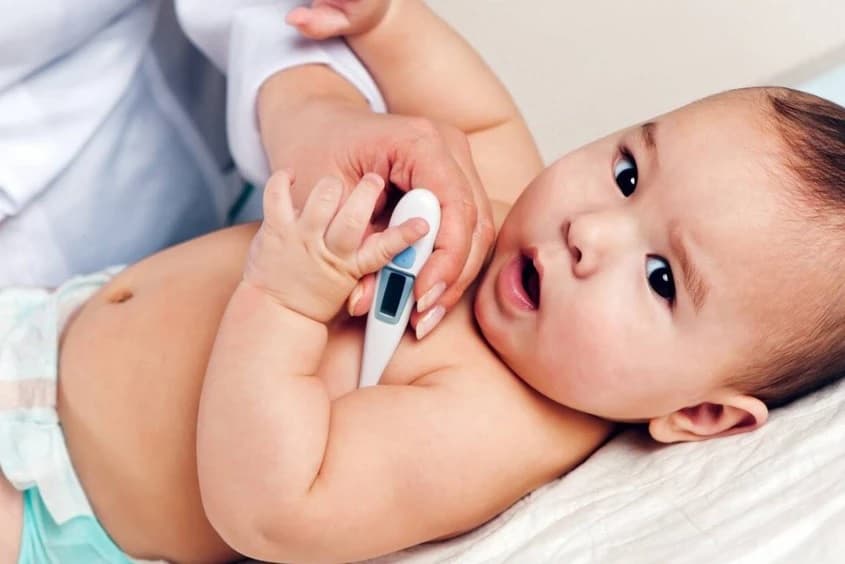 Sốt là phản ứng thường gặp sau khi tiêm vacxin 5 trong 1