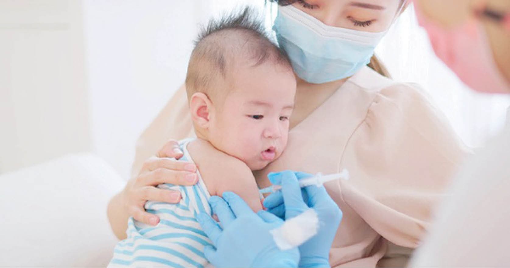 Phản ứng phụ xảy ra do vắc xin chứa các thành phần của vi khuẩn hoặc virus kích thích miễn dịch