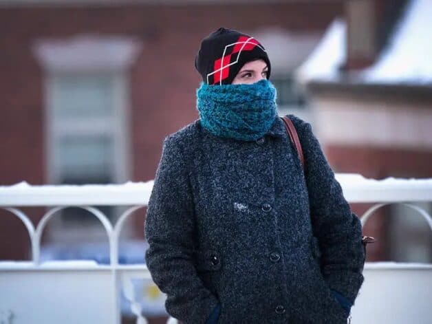 Để phòng bệnh hô hấp khi thời tiết giao mùa, giữ ấm cơ thể là vô cùng cần thiết.