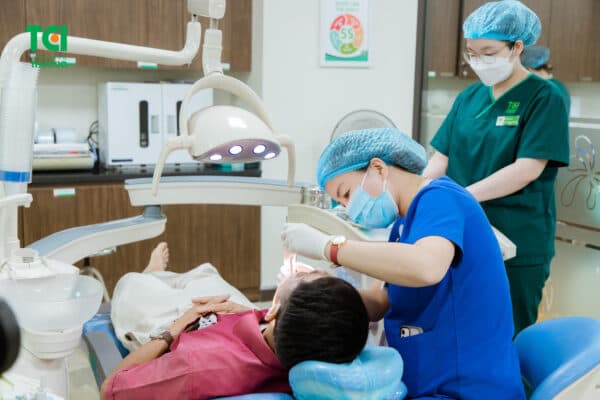 Bác sĩ sẽ thao tác cắm trụ chỉ mất từ 15 đến 30 phút