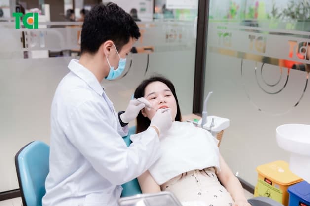 răng cửa bị sâu bên trong