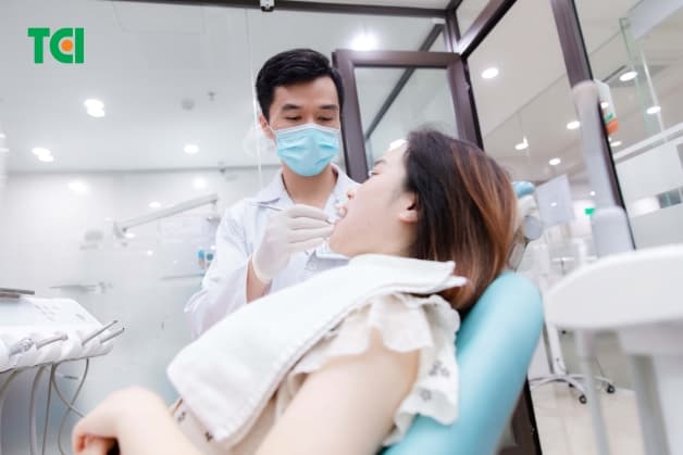 răng cửa bị sâu nặng