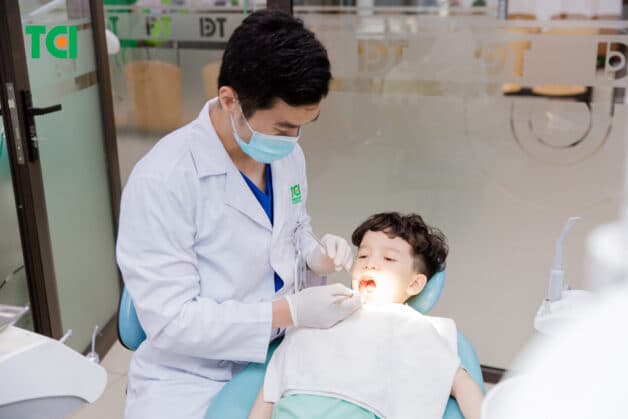 Bố mẹ cần đưa trẻ đến phòng nha uy tín để nha sĩ sẽ nhổ răng cho trẻ.