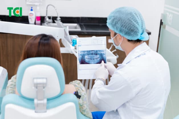 Tái khám với chuyên gia nếu tình trạng đau không thuyên giảm.