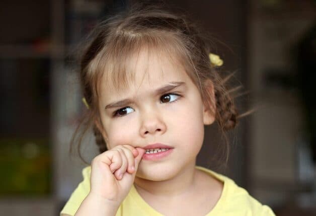 Thời gian thay răng có thể bị ảnh hưởng bởi một số thói quen của trẻ.