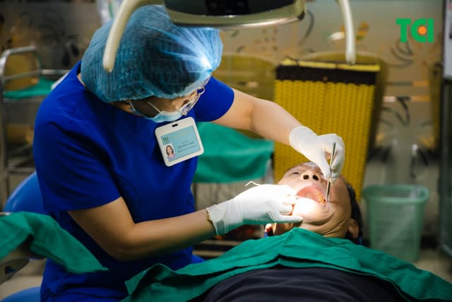 Biến chứng nghiêm trọng từ răng sâu lồi thịt chảy máu