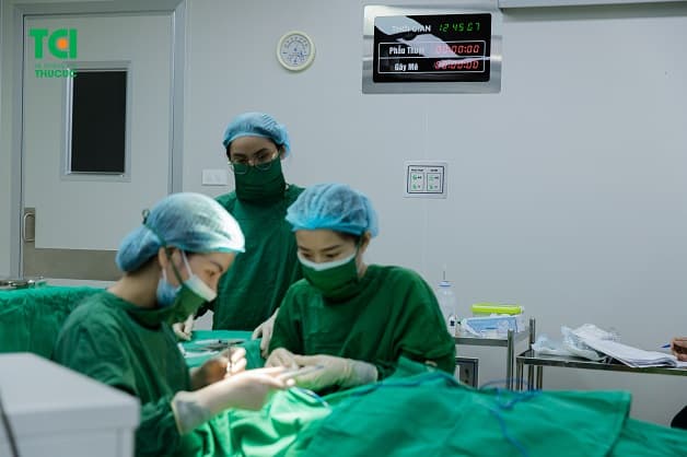 Phẫu thuật sụp mí sau cắt mí