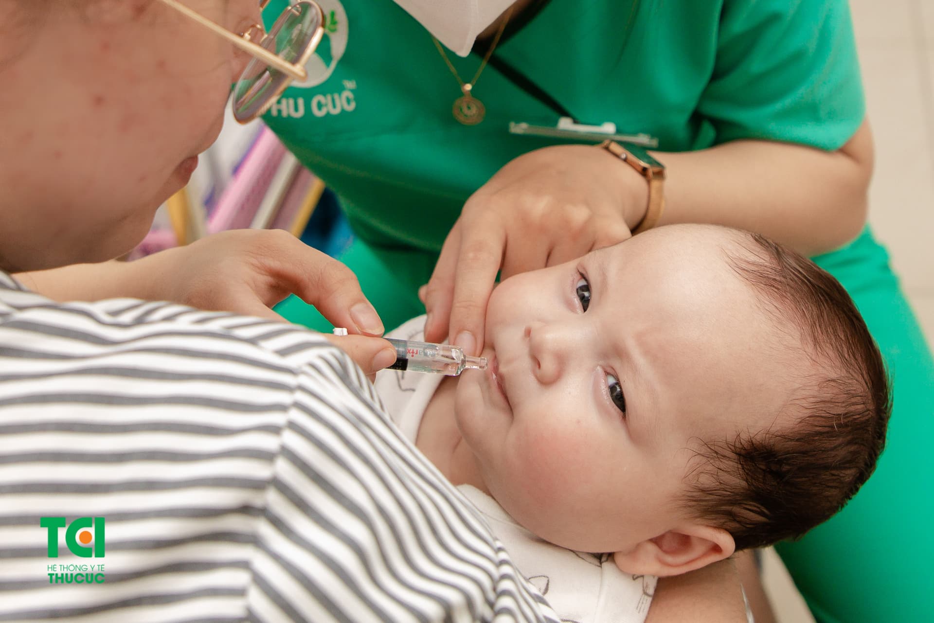 Tác dụng của vắc xin Rota ngăn ngừa nguy cơ tiêu chảy do Rotavirus, bố mẹ nên chủng ngừa vắc-xin Rota khi trẻ được 6 tuần tuổi trở lên.