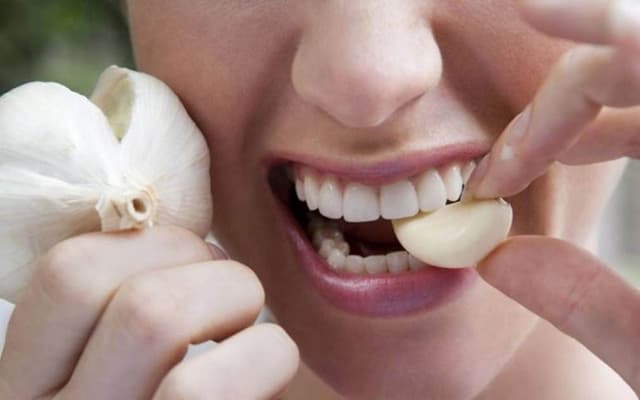 Giải đáp: Tại sao ăn tỏi hôi miệng và cách xử lý