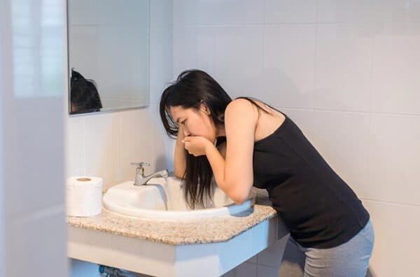 Tại sao đau dạ dày lại buồn nôn