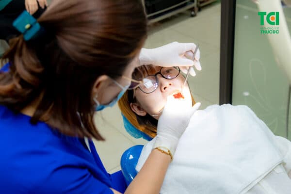 Bác sĩ đang tiến hành lấy tủy răng sâu cho bệnh nhân.