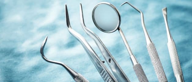 Nhiều người đã đầu tư dụng cụ chuyên dụng để tẩy cao răng tại nhà