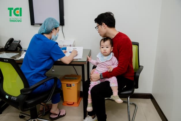 Cần đưa trẻ đi thăm khám khi có các biểu hiện của cảm cúm