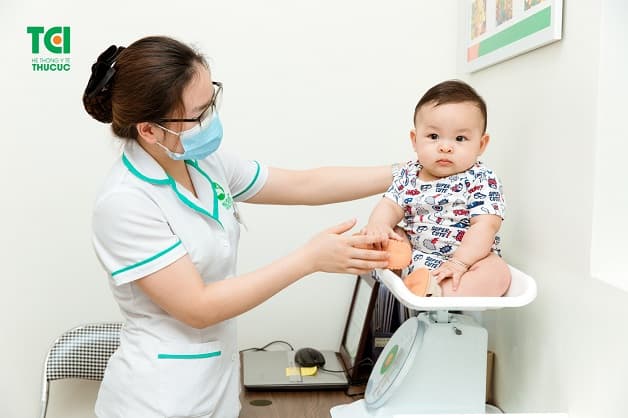 khám để lựa chọn thuốc bổ cho trẻ còi xương biếng ăn