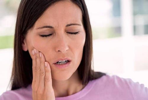 Sưng nướu thường khiến cho người bệnh cảm thấy đau đớn và không muốn ăn uống