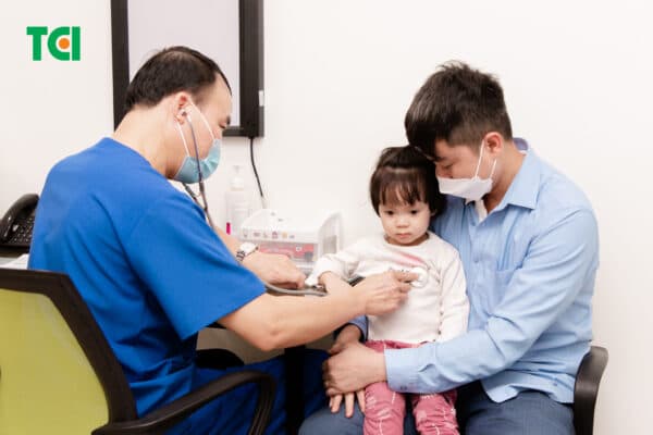 Cho trẻ cảm lạnh đi khám bác sĩ để có phác đồ điều trị phù hợp