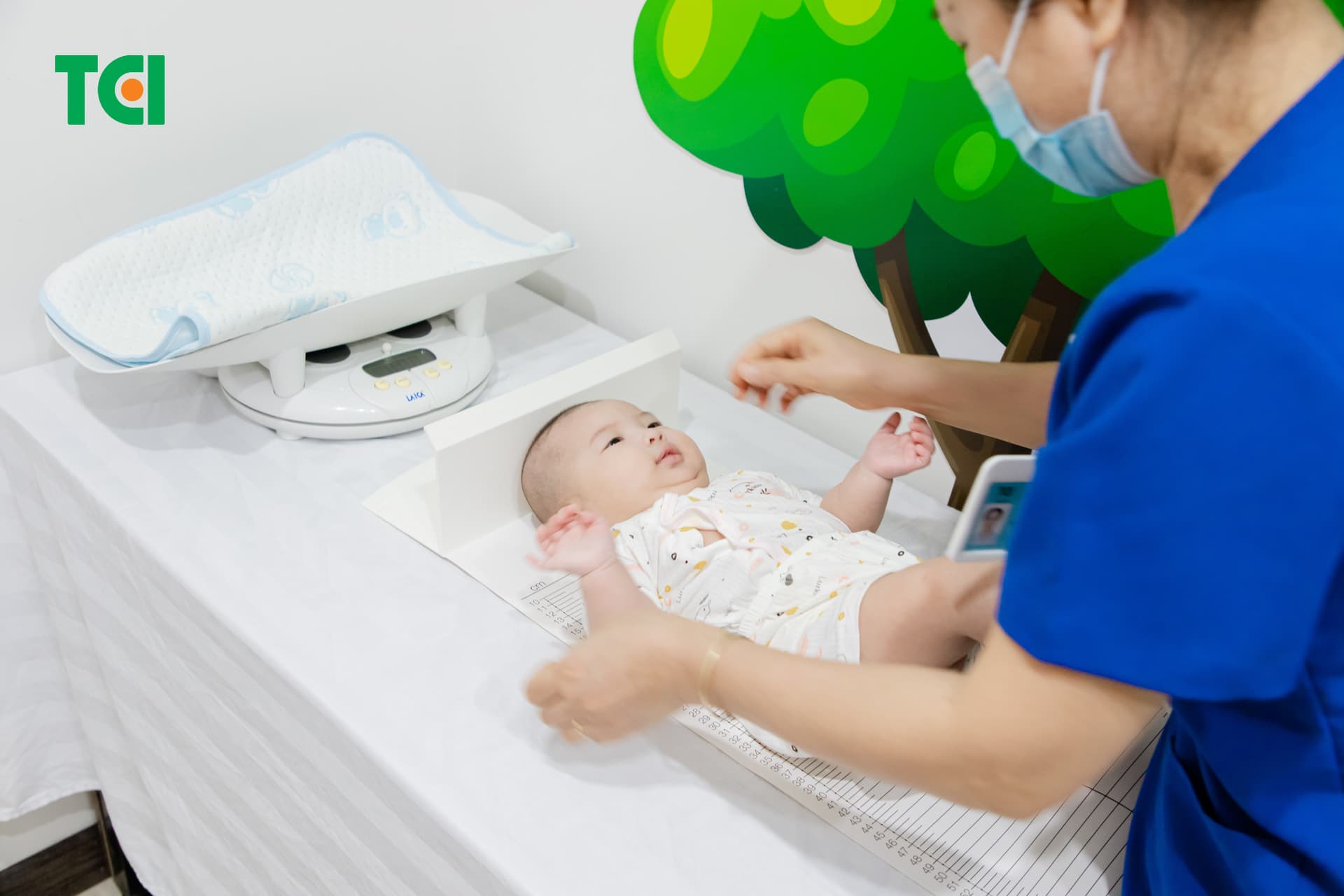 tiêm phòng trẻ sơ sinh cần được thăm khám kỹ càng