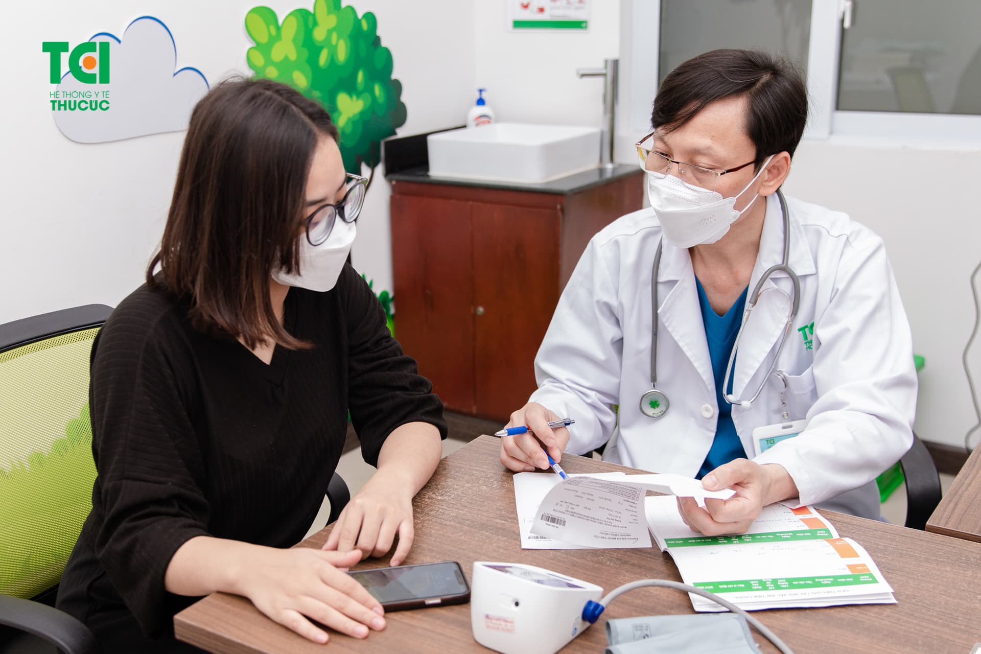 Trước khi tiêm vắc xin khách hàng sẽ khám sàng lọc với bác sĩ