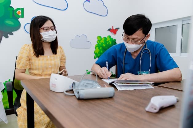 Bạn có thể sử dụng thuốc hạ sốt theo hướng dẫn của bác sĩ để giúp giảm sốt