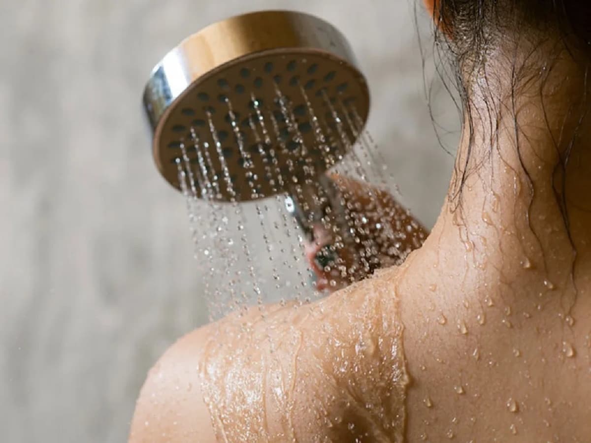 Sau khi tiêm vacxin về có được tắm không? Bác sĩ giải đáp