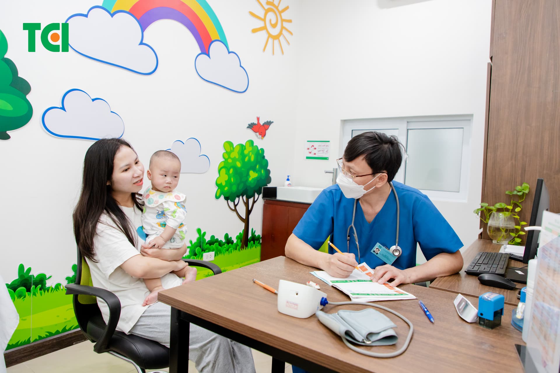 Bố mẹ đưa trẻ tới Phòng tiêm chủng Thu Cúc TCI để thực hiện tiêm chủng an toàn