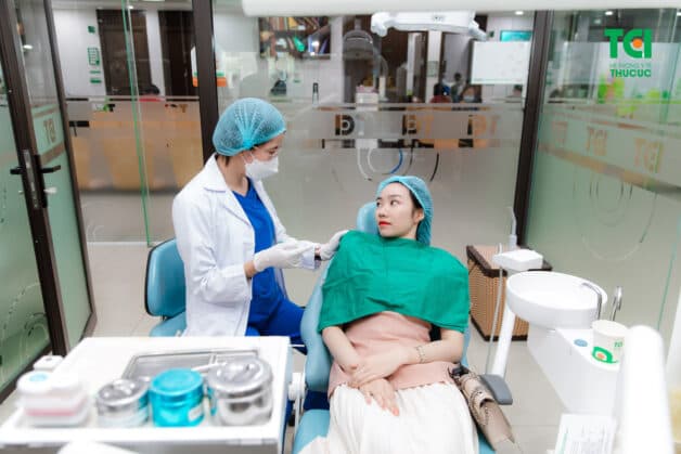 Chuyên gia hướng dẫn bệnh nhân cách chăm sóc răng miệng đúng đắn.