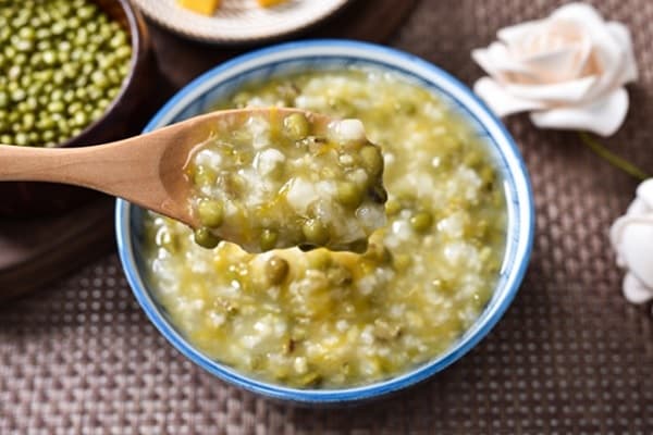 Cháo đậu xanh là lựa chọn tốt cho bé cảm cúm