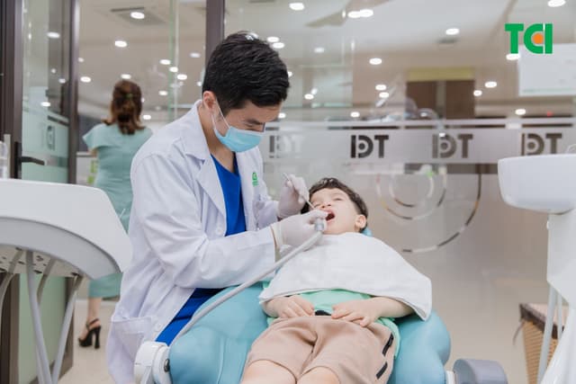 Trẻ 4 tuổi sâu răng hàm và cách điều trị