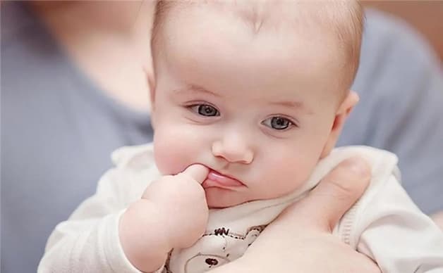 trẻ 8 tháng hôi miệng