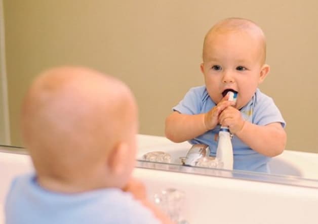 trẻ 8 tháng hôi miệng