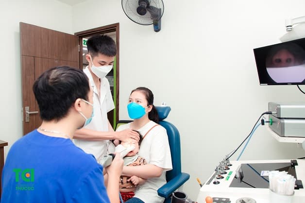 trẻ bị hóc dị vật trong mũi đi khám