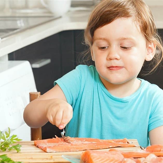 trẻ nhỏ bị hóc xương cá rất phổ biến