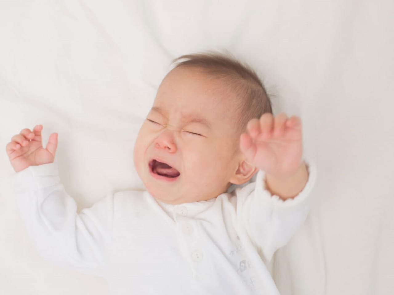 Trẻ sơ sinh tiêm viêm gan B quấy khóc có thể do trẻ đang bị đau ở vết tiêm