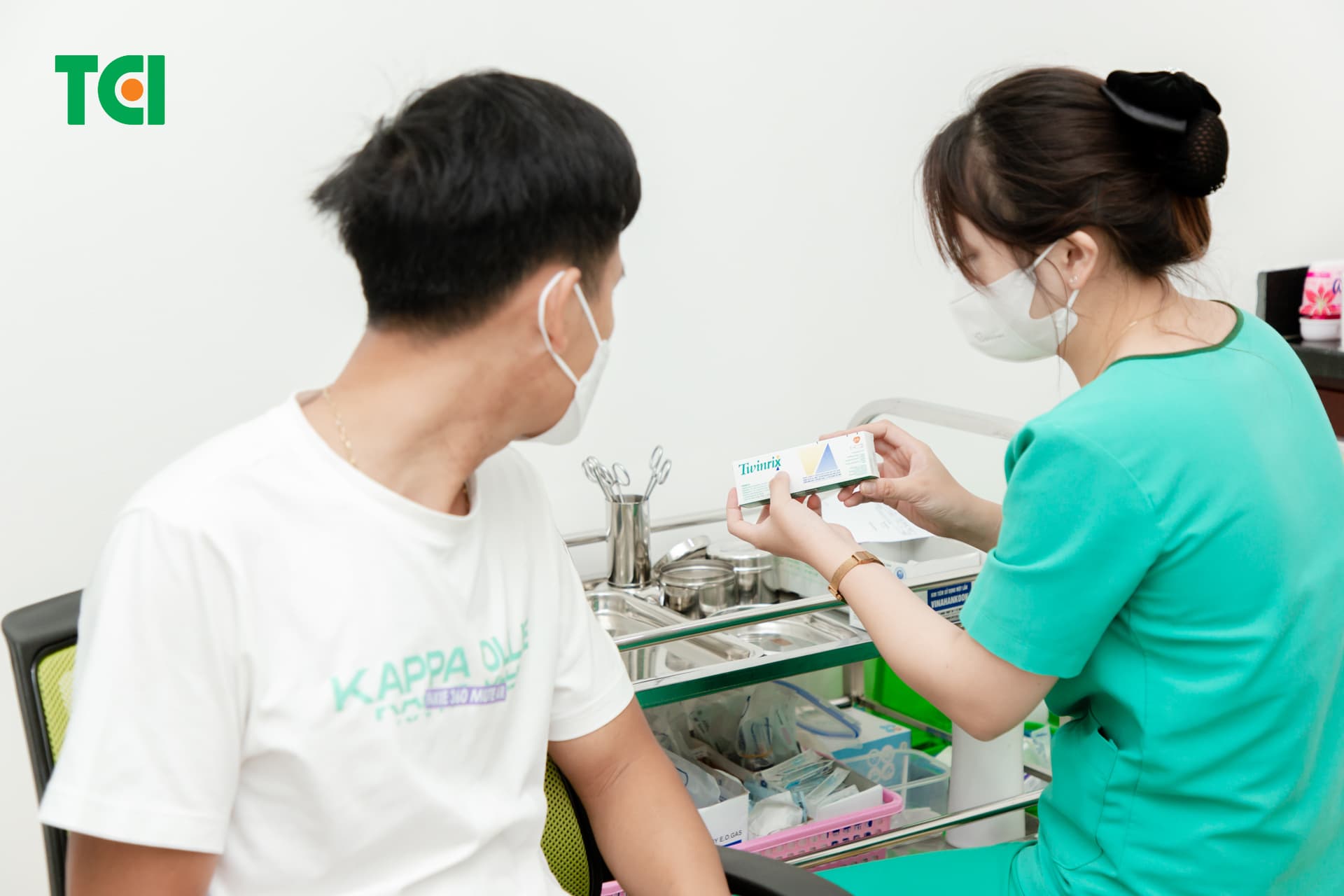 Cần theo dõi ít nhất 30 phút tại phòng tiêm để tránh xảy ra các triệu chứng sau tiêm vacxin không mong muốn