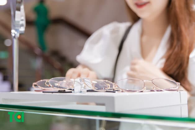 Tròng kính cận bằng nhựa là tròng kính được chế tạo từ nhựa Polymer như Polycarbonate, CR39,…