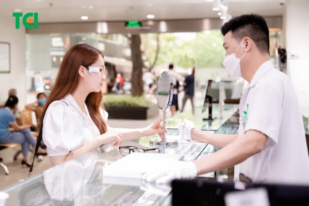 Nếu nghi ngờ bản thân bị cận, đến ngay cơ sở y tế chuyên khoa Mắt uy tín gần nhất.