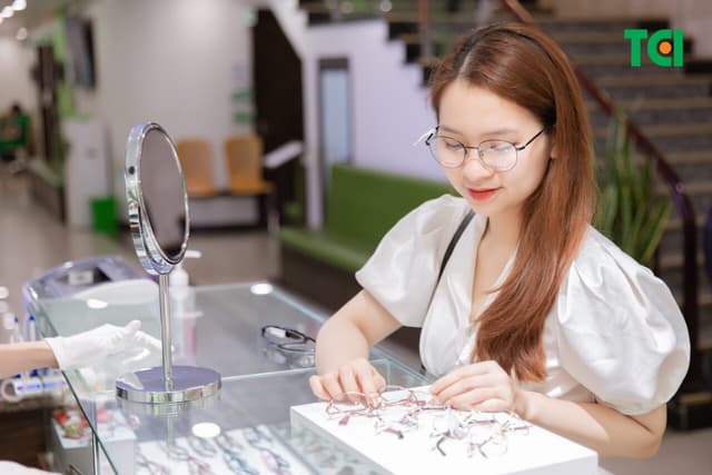 Ưu nhược điểm của tròng kính cận bằng nhựa