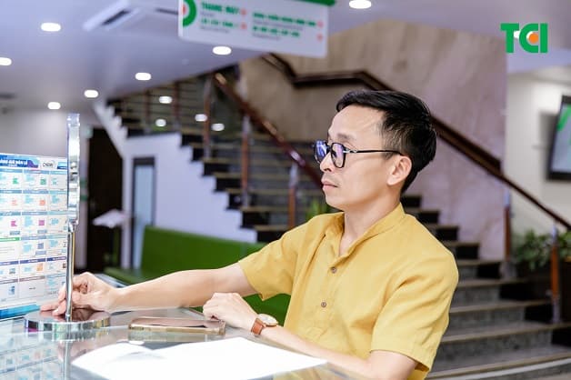 tròng kính đổi màu không độ cần thiết cho mọi người