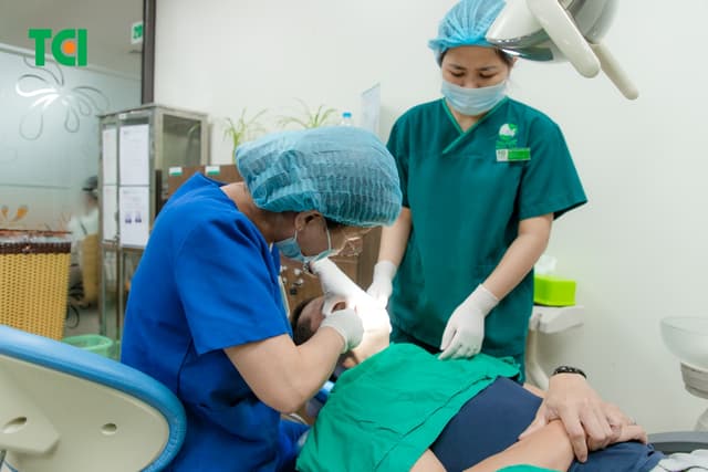 Trồng răng Implant bao nhiêu tiền và những yếu tố tác động