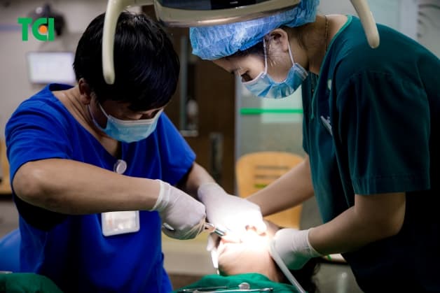 Trồng răng sứ bao nhiêu tiền