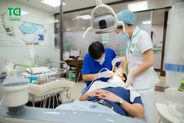 trồng răng sứ có đau không