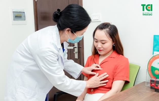 Tuyến vú phụ dễ bị nhầm lẫn với mô mỡ, do đó thăm khám với bác sĩ chuyên khoa có ý nghĩa quan trọng chẩn đoán chính xác bệnh lý.