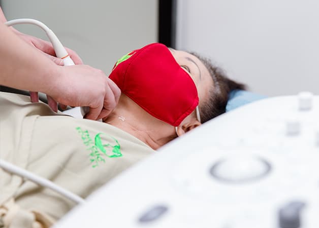 Siêu âm chẩn đoán kích thước, vị trí, mức độ xâm lấn của khối u ác tính.